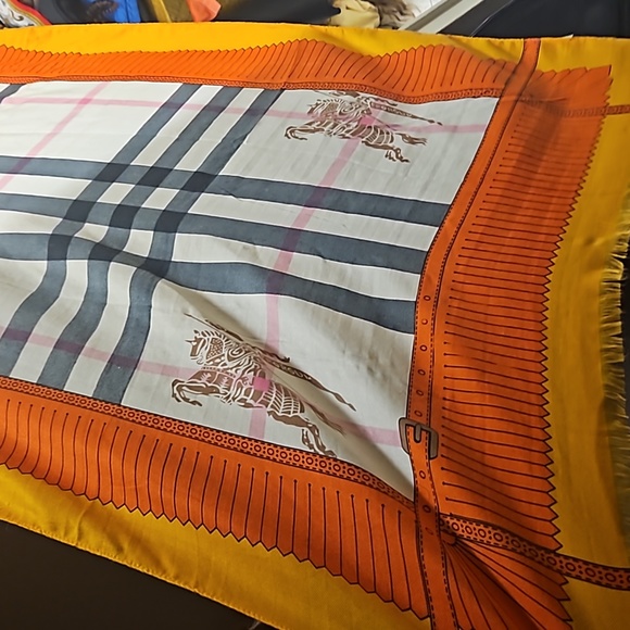 Burberry Scarf . - Picture 10 of 16